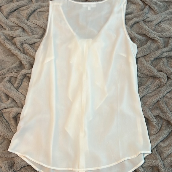 Jennifer Lopez’ Luxurious White Bow Tank - Picture 5 of 5